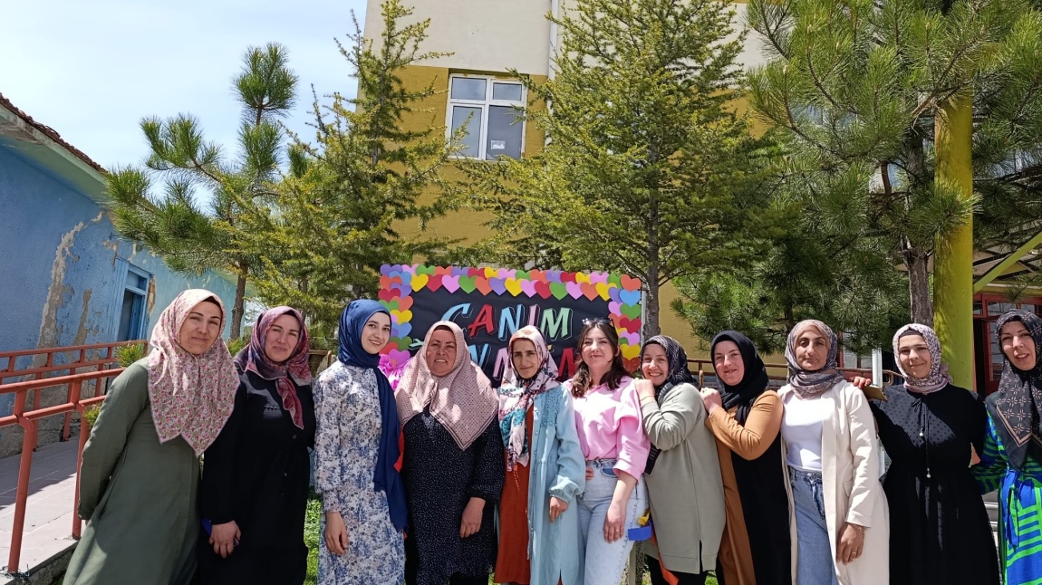 KIYMETLİ ANNELERİMİZİN ANNELER GÜNÜ KUTLU OLSUN